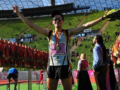 Freude über den geglückten Marathon und die Medaille - Foto: Fotoservice